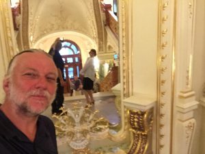in der Oper 2
